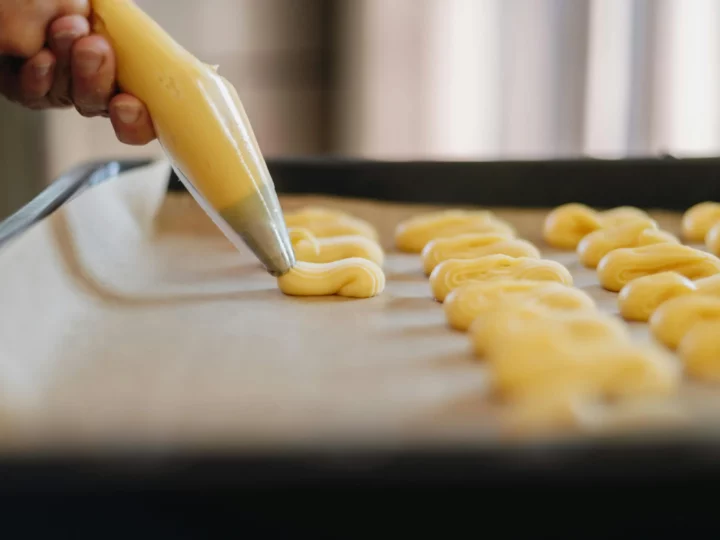 A person using baking paper for baking.